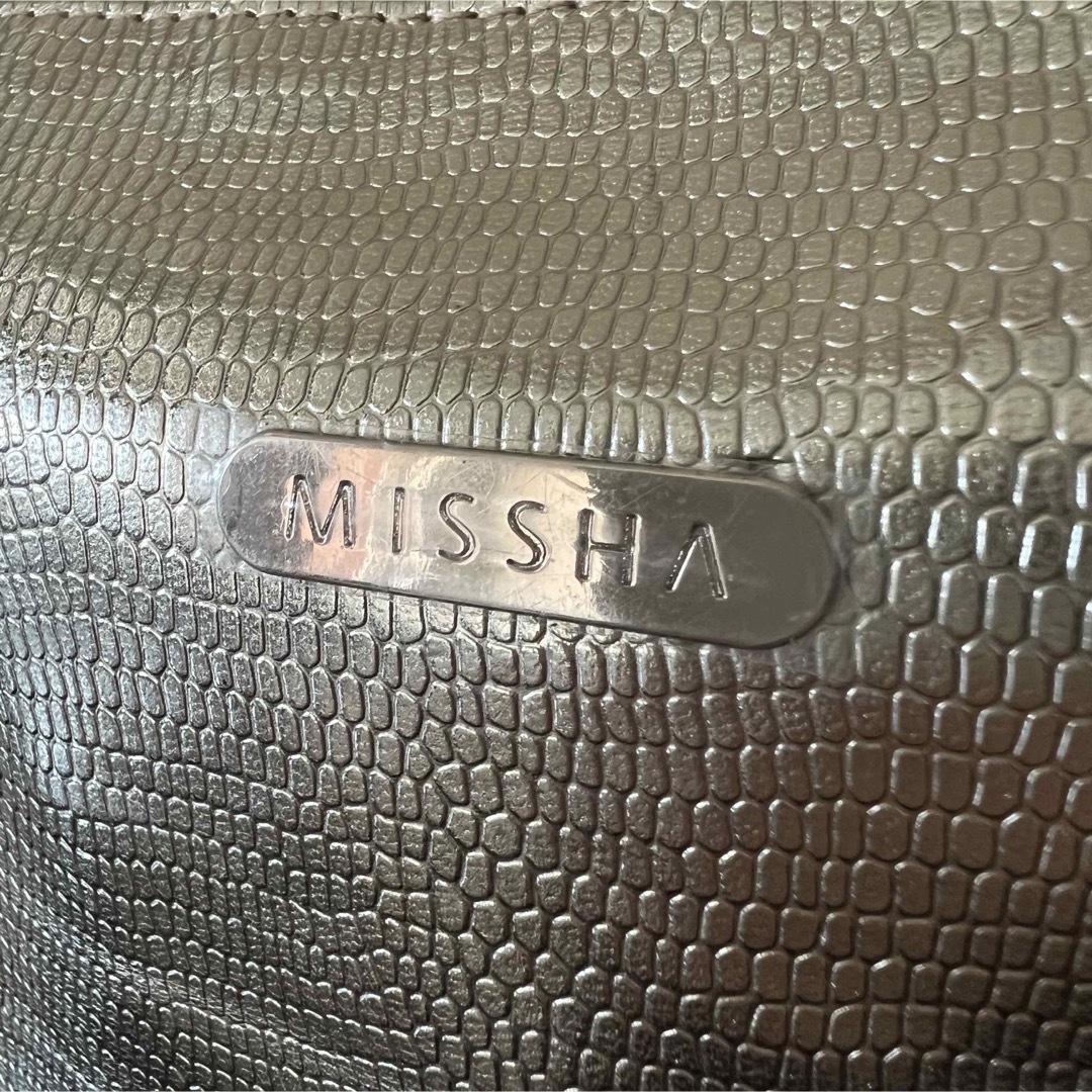 MISSHA(ミシャ)のミシャ　化粧ポーチ　ゴールド　未使用　MISSHA　匿名配送 レディースのファッション小物(ポーチ)の商品写真