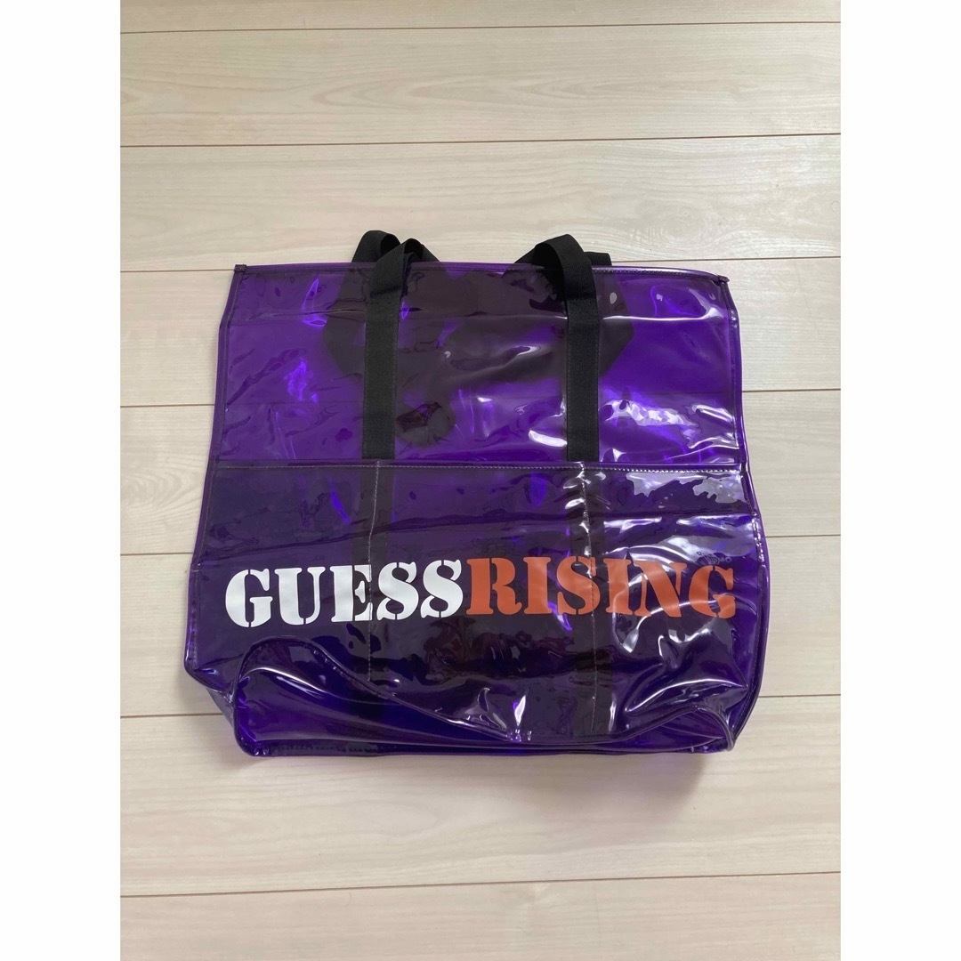 GUESS(ゲス)のGUESS 88Rising コラボ　PVCバッグ レディースのバッグ(トートバッグ)の商品写真