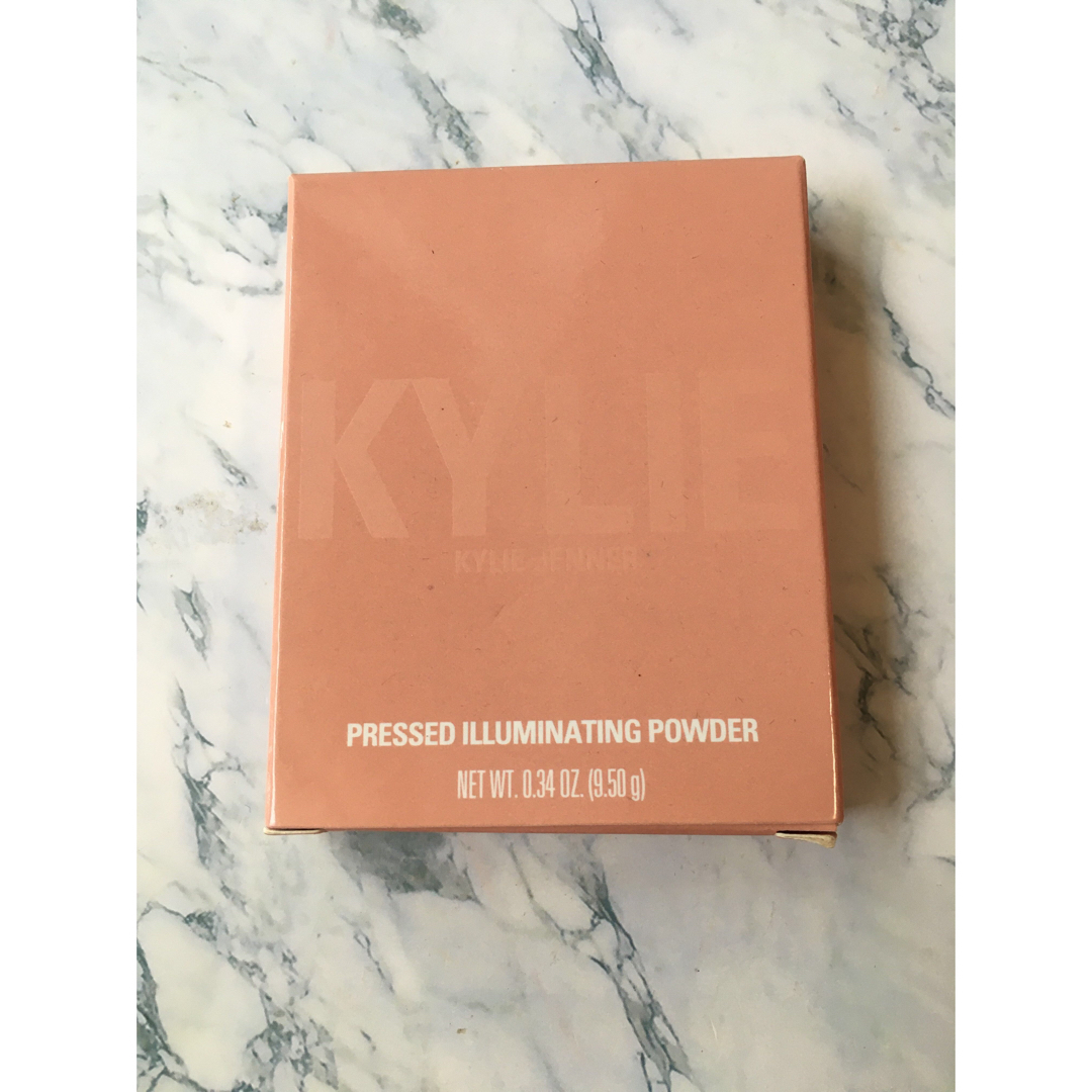 Kylie Cosmetics(カイリーコスメティックス)のKYLIE カイリー PRESSED ILLUMINATING POWDER コスメ/美容のベースメイク/化粧品(フェイスカラー)の商品写真