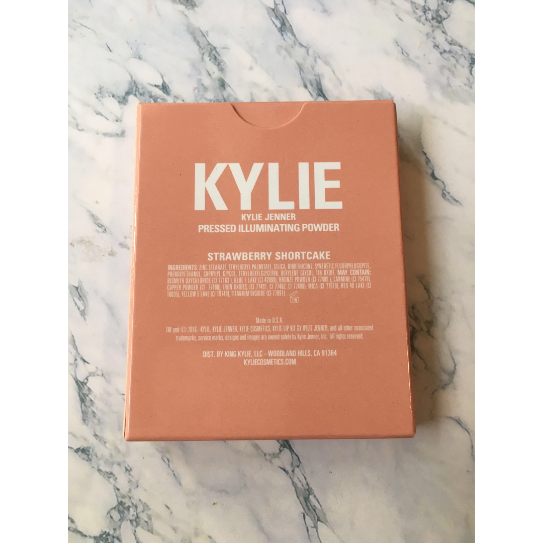 Kylie Cosmetics(カイリーコスメティックス)のKYLIE カイリー PRESSED ILLUMINATING POWDER コスメ/美容のベースメイク/化粧品(フェイスカラー)の商品写真