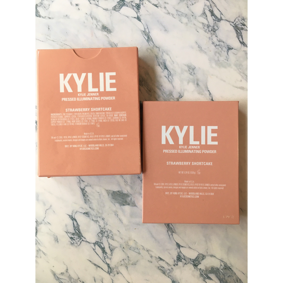 Kylie Cosmetics(カイリーコスメティックス)のKYLIE カイリー PRESSED ILLUMINATING POWDER コスメ/美容のベースメイク/化粧品(フェイスカラー)の商品写真