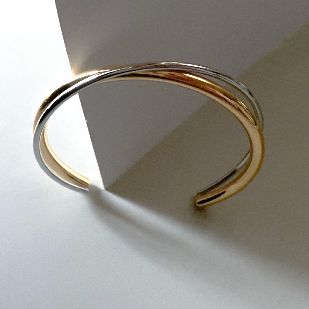 Ameri VINTAGE(アメリヴィンテージ)のContrast cross line bangle No.988 レディースのアクセサリー(ブレスレット/バングル)の商品写真