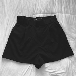 ザラ(ZARA)のzara ショートパンツ　黒(ショートパンツ)