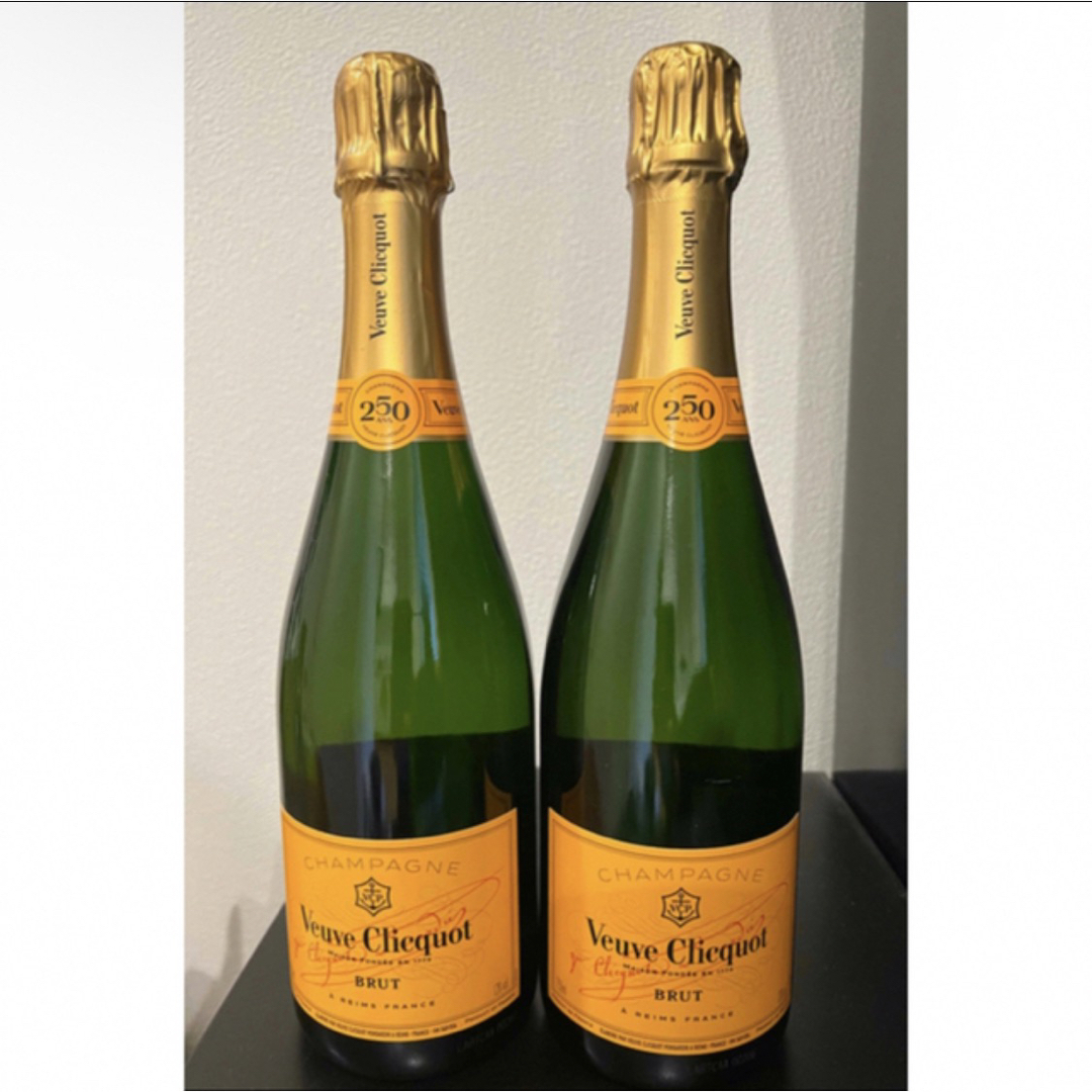 MOËT & CHANDON(モエエシャンドン)のヴーヴクリコ・イエローラベル正規品・フルボトル2本 食品/飲料/酒の酒(シャンパン/スパークリングワイン)の商品写真