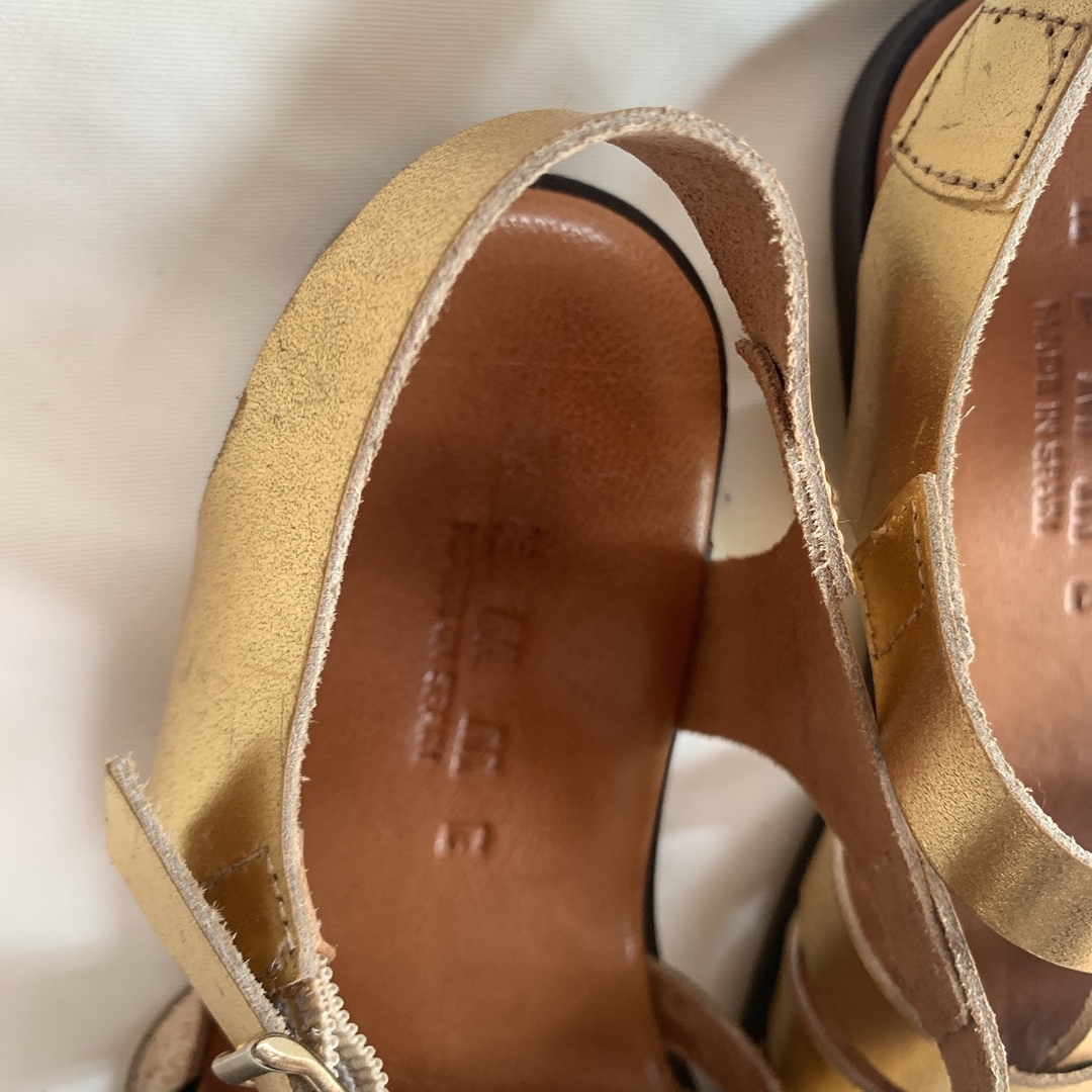 UNITED ARROWS(ユナイテッドアローズ)のゴールド　グルカサンダル　フラット　ユナイテッドアローズ　23.0 レディースの靴/シューズ(サンダル)の商品写真