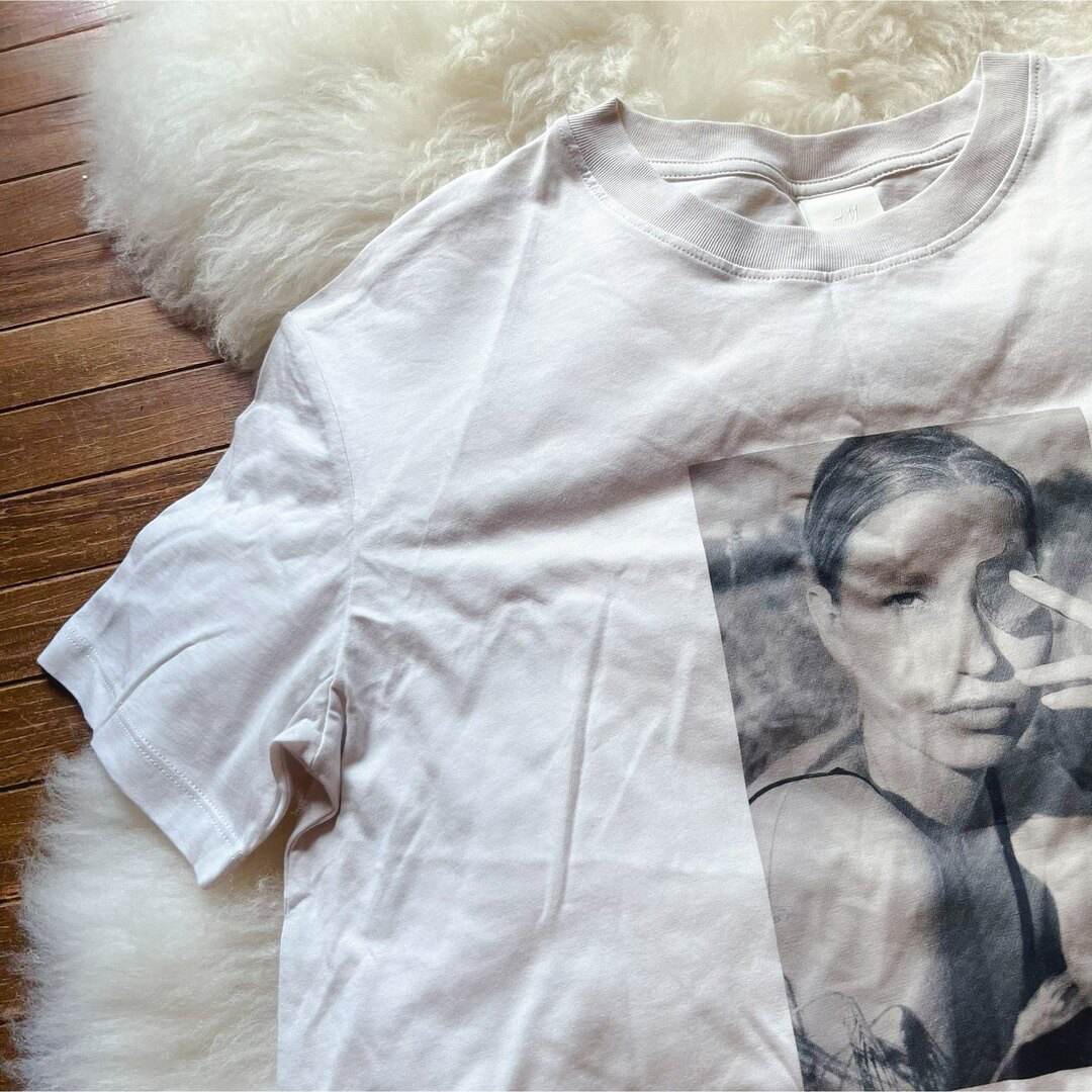 H&M(エイチアンドエム)のH&M 半袖 女性 プリント Tシャツ グレー コットン メンズのトップス(Tシャツ/カットソー(半袖/袖なし))の商品写真