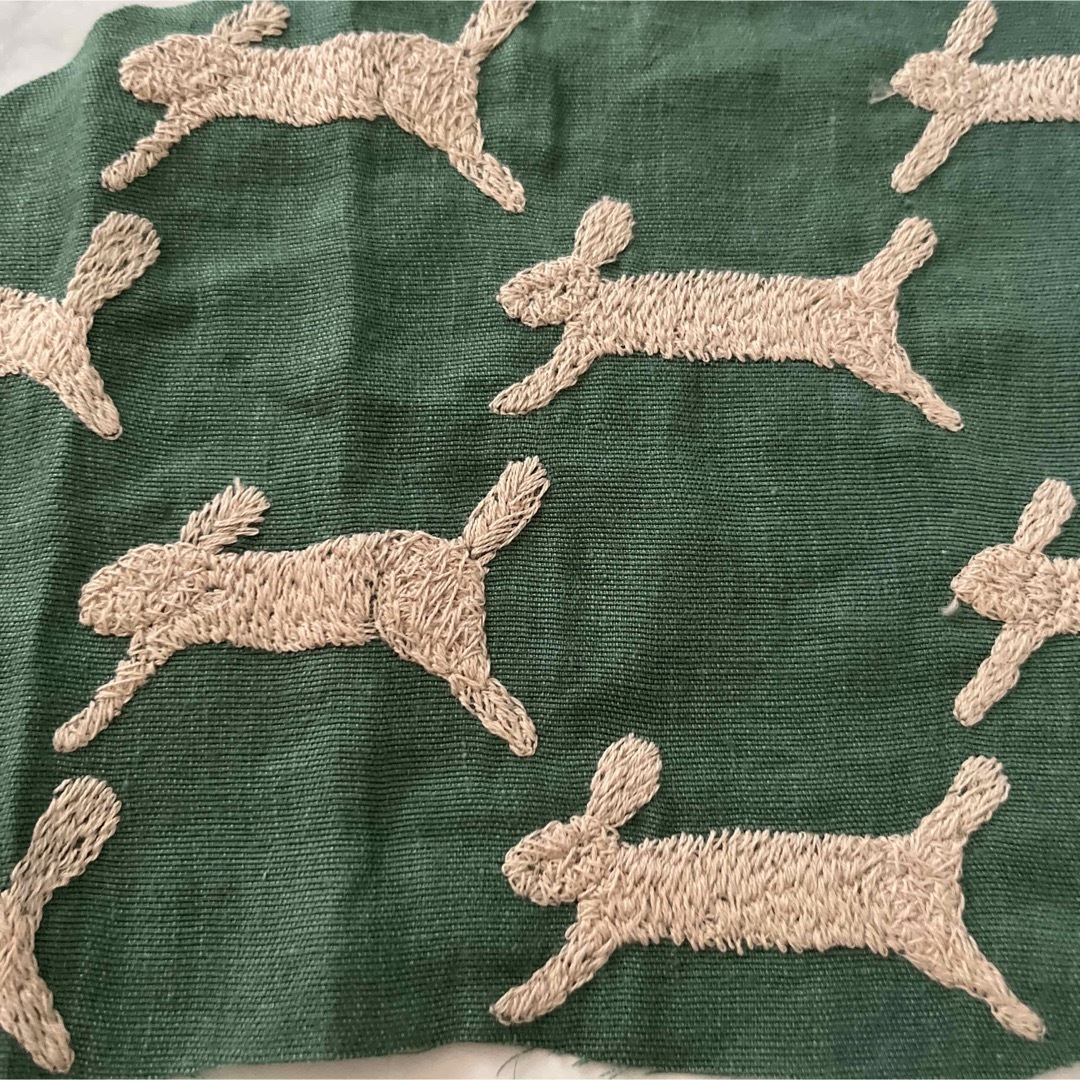 mina perhonen - runrunrun green 刺繍うさぎ8匹 はぎれ ミナ