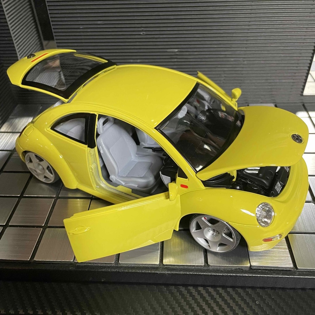 ブラーゴ 1/18 フォルクスワーゲン ニュ-ビートル(カスタム仕様)の