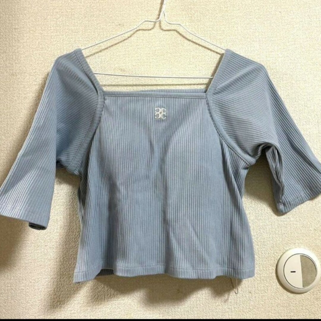 新品・未使用 フーズフーチコ パット付胸刺繍スクエアチビT
