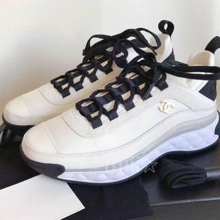 CHANEL - シャネル アイボリー マトラッセ スニーカー 37の通販|ラクマ