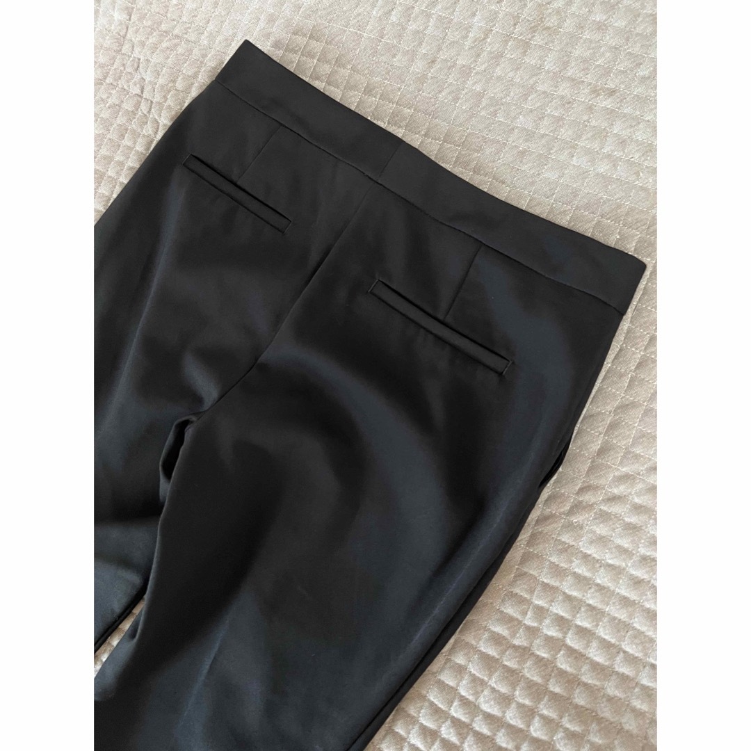 ZARA(ザラ)の美品　ザラ　ZARA  BASIC  カッコ可愛い大人のテーパードパンツ　黒 レディースのパンツ(カジュアルパンツ)の商品写真