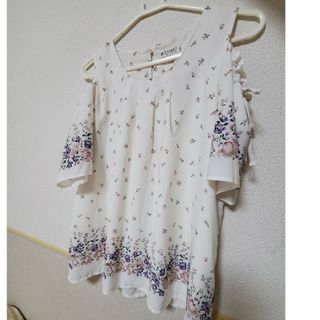 アクシーズファム(axes femme)のアクシーズファム オフショルダー シャツ ブラウス 夏 可愛い 花柄(シャツ/ブラウス(半袖/袖なし))