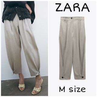 ザラ(ZARA)のZARA　ダーツディテール キャロットフィットパンツ　Mサイズ　ベージュ(カジュアルパンツ)