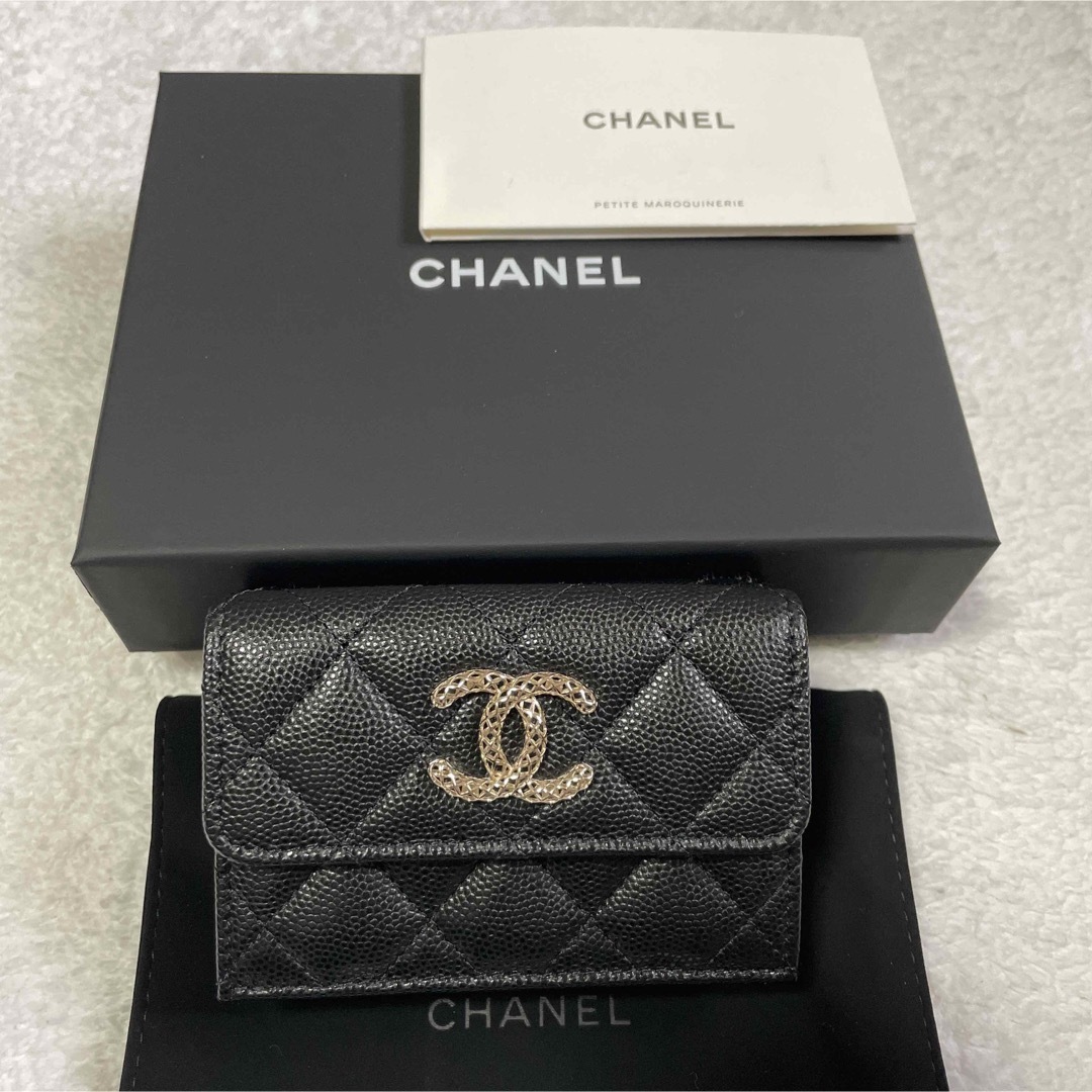 新品 シャネルCHANEL 三つ折財布 キャビアスキン カードケース 黒 - 財布