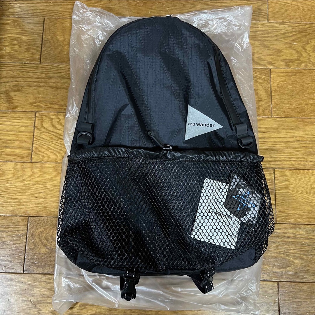 and wander(アンドワンダー)のアンドワンダー　X-Pac 20L daypack ブラック　新品未使用品 レディースのバッグ(リュック/バックパック)の商品写真