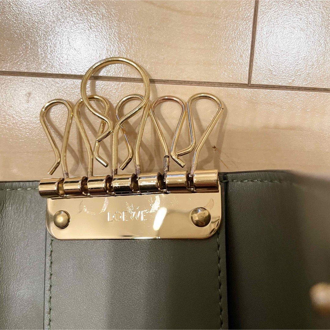 LOEWE(ロエベ)のLOEWE リピートキーケース　エンボスシルクカーフ レディースのファッション小物(キーケース)の商品写真