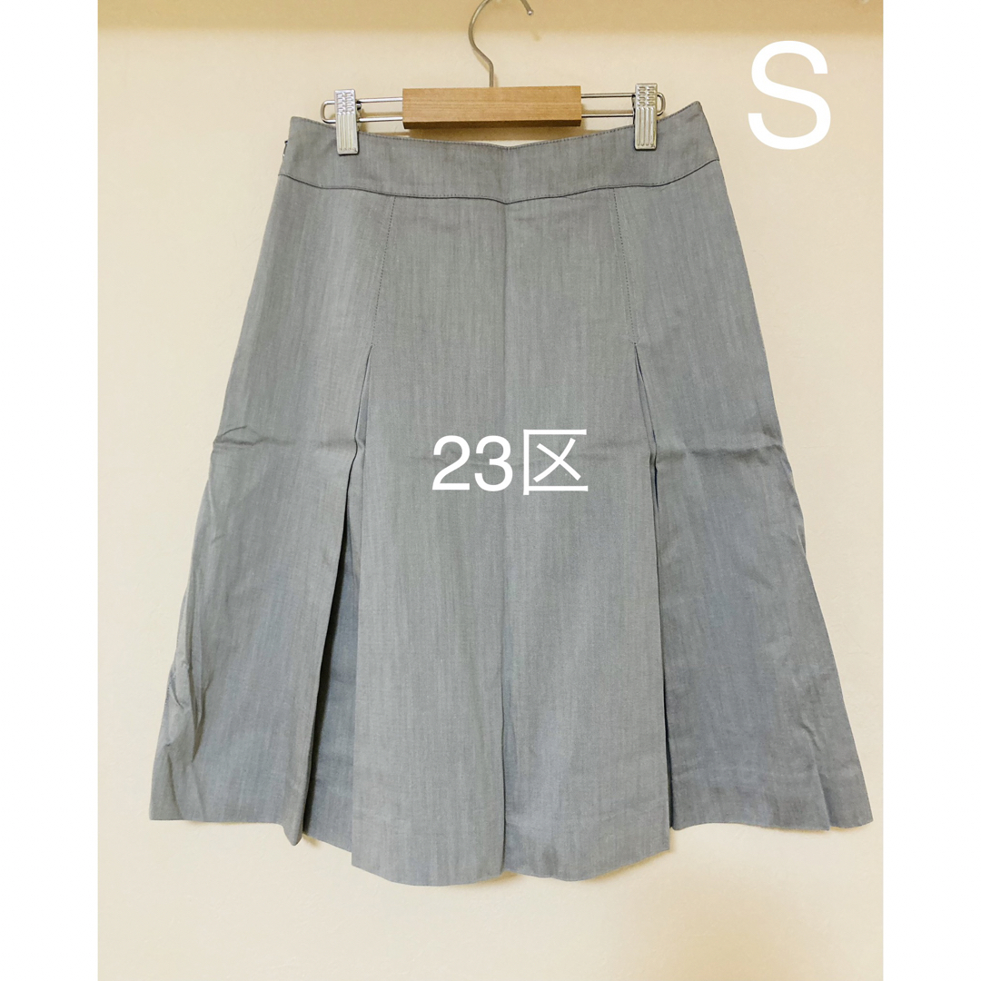 23区(ニジュウサンク)の23区　オンワード樫山　スーツ　 プリーツスカート　S シルバー レディースのスカート(ひざ丈スカート)の商品写真