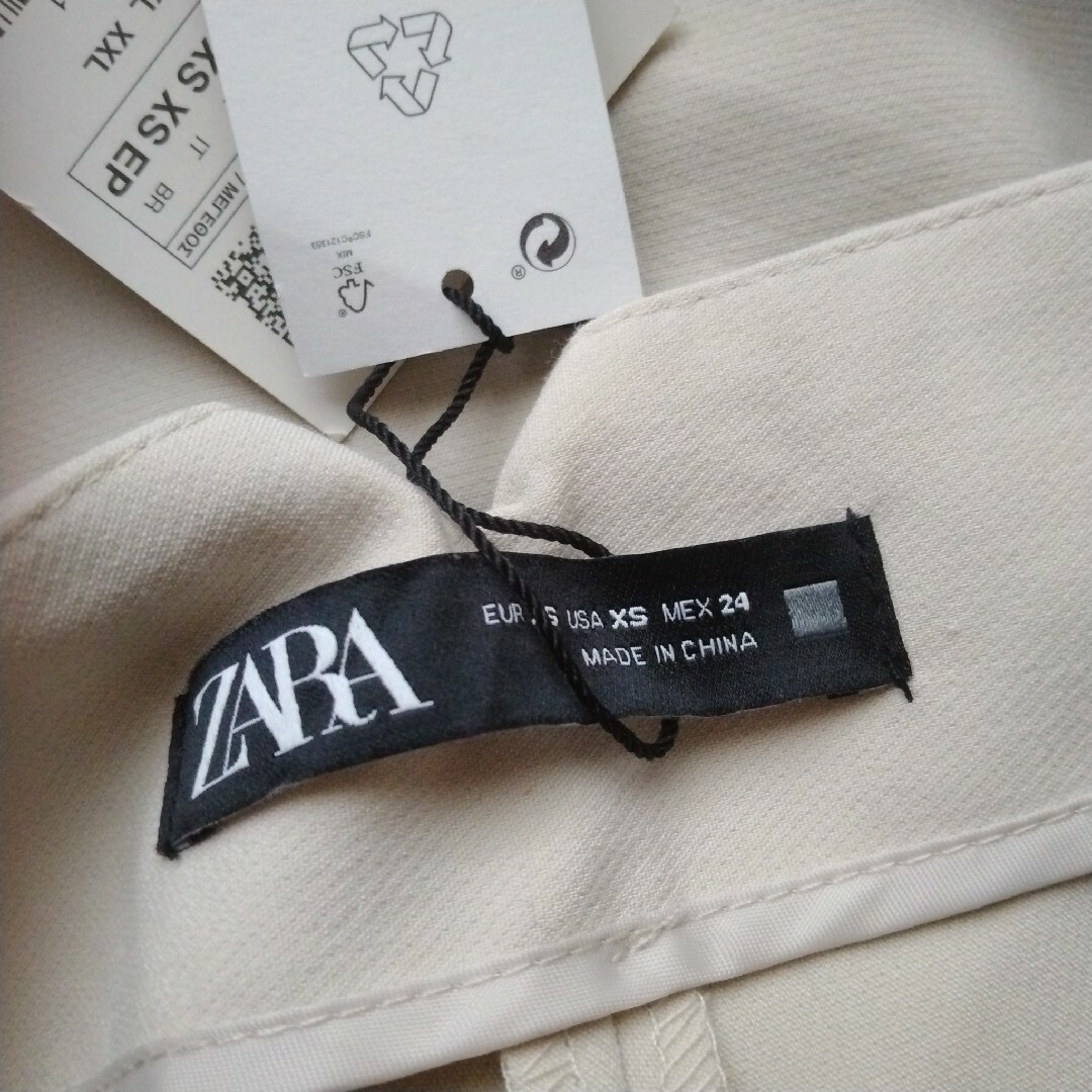 ZARA(ザラ)の【未使用】ZARA ザラ☆　ハイウエスト　サブリナパンツ　タックパンツ レディースのパンツ(クロップドパンツ)の商品写真