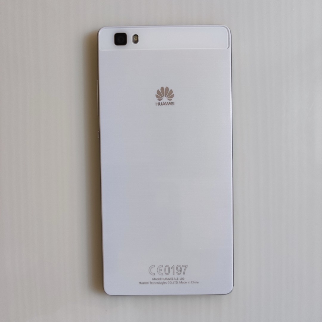 HUAWEI(ファーウェイ)のファーウェイ p8 lite white シムフリー スマホ/家電/カメラのスマートフォン/携帯電話(スマートフォン本体)の商品写真