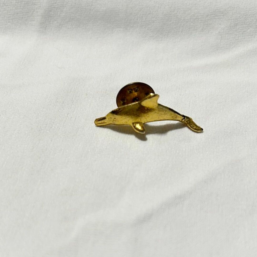 ピンブローチ イルカモチーフ ドルフィン 全長約3.2cm ゴールドカラー  レディースのアクセサリー(ブローチ/コサージュ)の商品写真