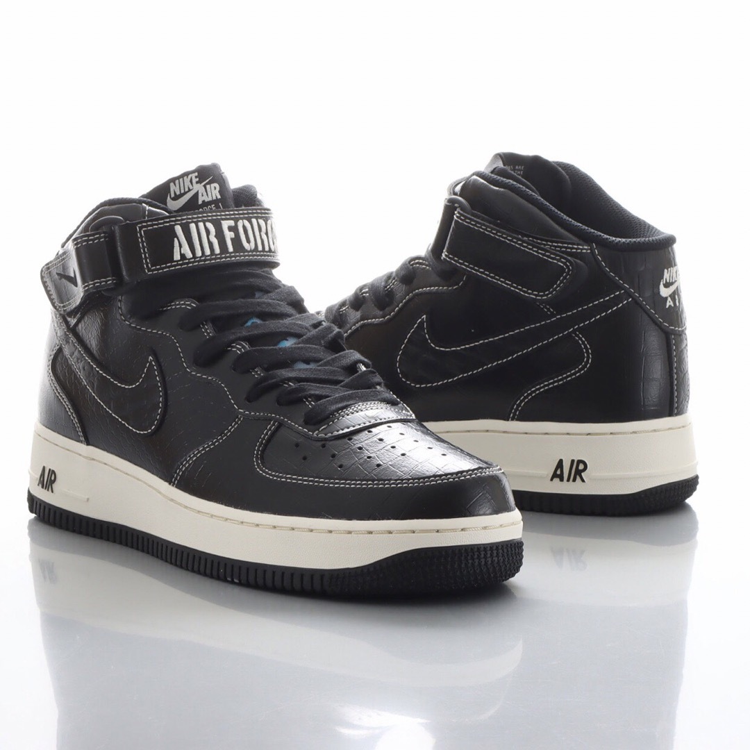 NIKE(ナイキ)のNIKE AIR FORCE 1 MID ’07 LX メンズの靴/シューズ(スニーカー)の商品写真