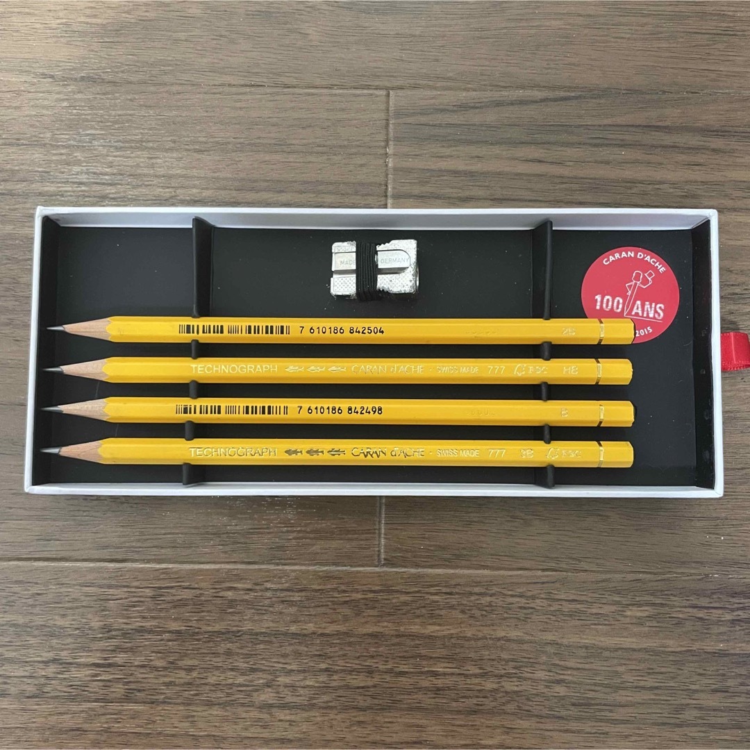 CARAN d'ACHE(カランダッシュ)の新品・未使用　caran d'ache　カランダッシュ　鉛筆 4本 鉛筆削り エンタメ/ホビーのアート用品(鉛筆)の商品写真