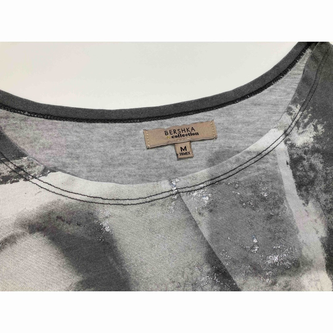 Bershka(ベルシュカ)の BERSHKA ベルシュカビンテージアシンメトリーTシャツ レディースのトップス(Tシャツ(半袖/袖なし))の商品写真