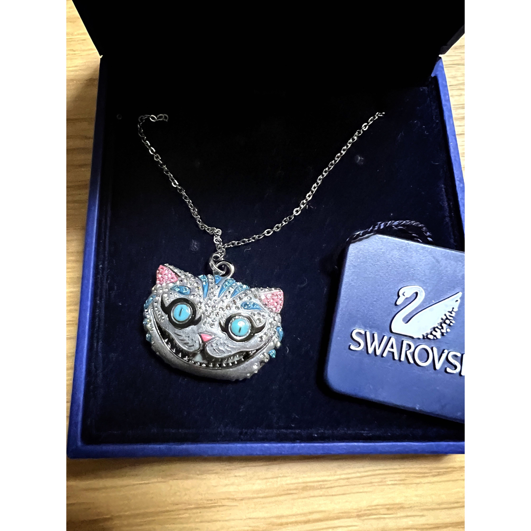 SWAROVSKI(スワロフスキー)のアリスインワンダーランドスワロフスキーコラボネックレス チェシャ猫 レディースのアクセサリー(ネックレス)の商品写真