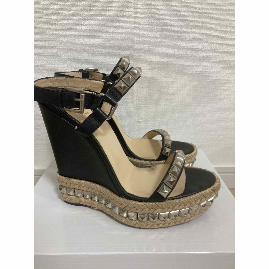 Christian Louboutin(クリスチャンルブタン)の【美品】ルブタン♡ピラクロウスタッズ　ウエッジサンダル38 レディースの靴/シューズ(サンダル)の商品写真