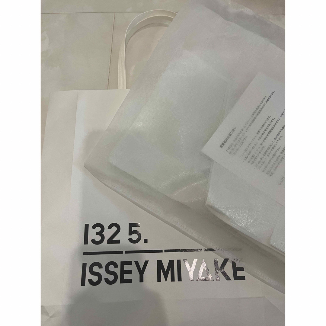 ISSEY MIYAKE(イッセイミヤケ)の‼️132.5白✖︎シルバー箔のブラウスジャケット レディースのジャケット/アウター(テーラードジャケット)の商品写真