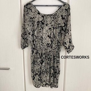 コルテスワークス(CORTES WORKS)のCORTESWORKS チュニック　ブラウス　ブラック　花柄(シャツ/ブラウス(長袖/七分))