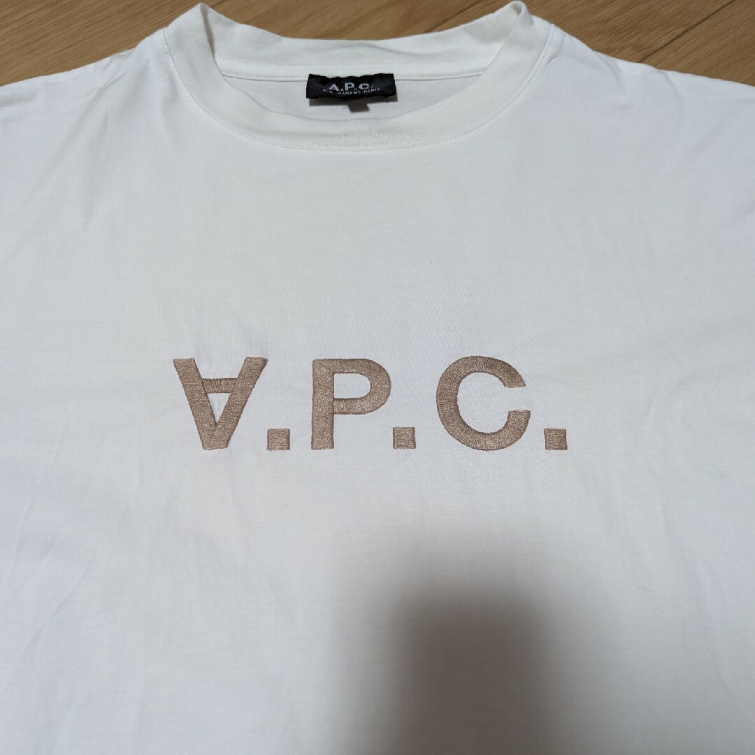 A.P.C(アーペーセー)のA.P.C. × BEAMS LIGHTS / 別注 VPC ロゴ刺繍 半袖 T レディースのトップス(Tシャツ(半袖/袖なし))の商品写真