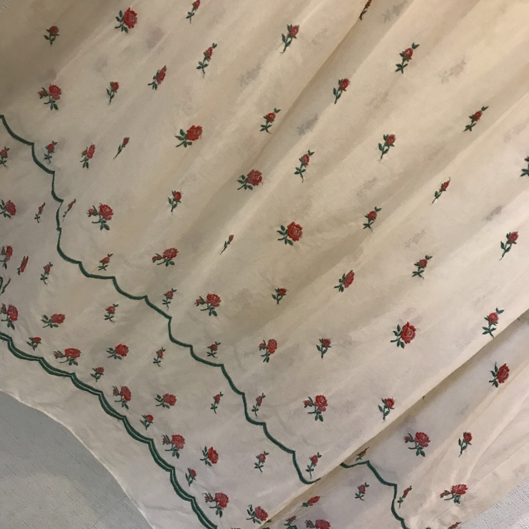 JaneMarple(ジェーンマープル)のJMオフホワイトに薔薇の刺繍レースのワンピース✨ レディースのワンピース(ロングワンピース/マキシワンピース)の商品写真