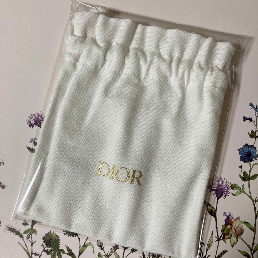 Christian Dior(クリスチャンディオール)の【新品】Dior/巾着袋✨ホワイト×ゴールドロゴ✨ エンタメ/ホビーのアニメグッズ(その他)の商品写真