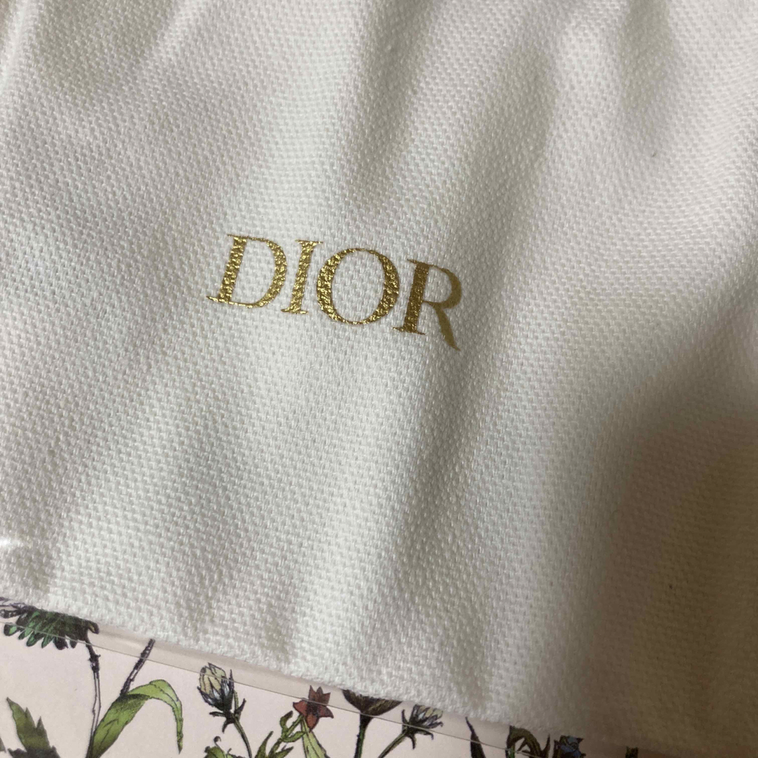 Christian Dior(クリスチャンディオール)の【新品】Dior/巾着袋✨ホワイト×ゴールドロゴ✨ エンタメ/ホビーのアニメグッズ(その他)の商品写真