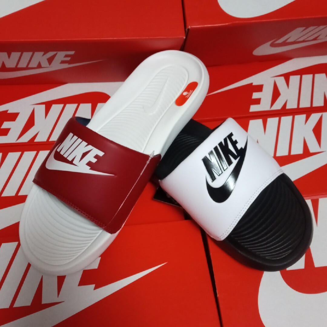 NIKE(ナイキ)の新品 ナイキ ビクトリー ワン 27センチ 送料込み サンダル ミスマッチ 白赤 メンズの靴/シューズ(サンダル)の商品写真
