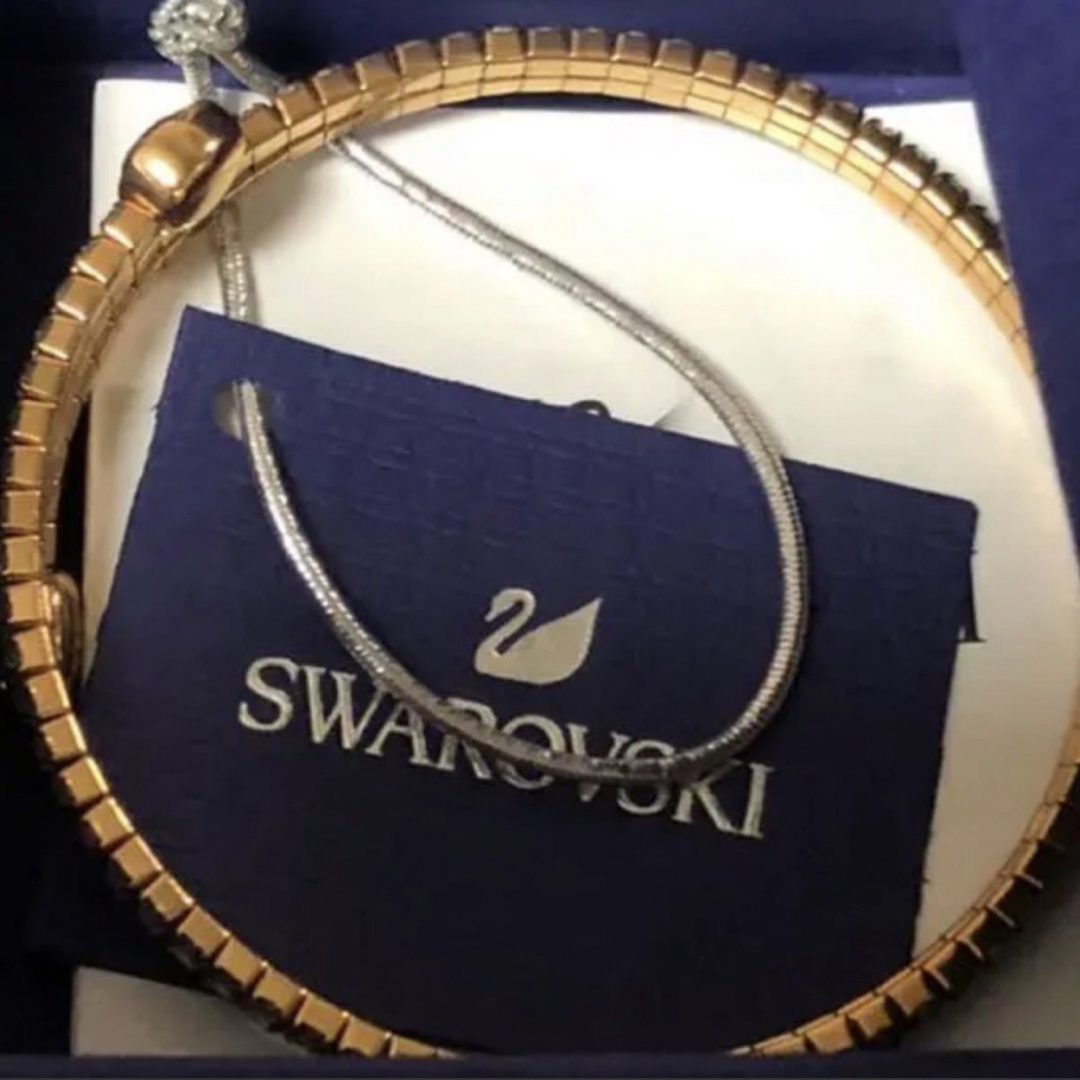 SWAROVSKI(スワロフスキー)のスワロフスキー ツイスティードロップ バングル  レディースのアクセサリー(ブレスレット/バングル)の商品写真