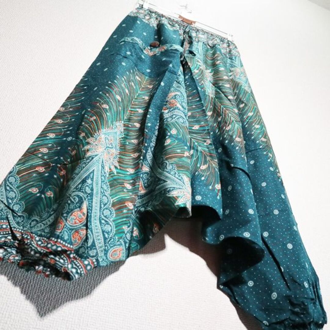 【新品】レーヨンサルエルパンツ　孔雀の羽根柄　ブルーグリーン系　ユニセックス メンズのパンツ(サルエルパンツ)の商品写真