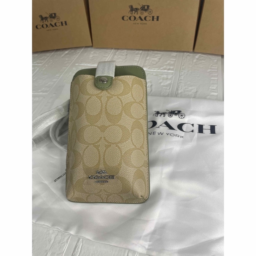 COACH(コーチ)のCOACH 　フォン　クロスボディ　ショルダー　カーキ／ライムグリーン スマホ/家電/カメラのスマホアクセサリー(iPhoneケース)の商品写真