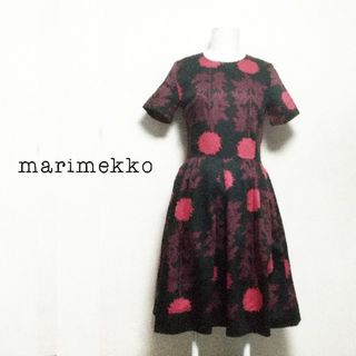 マリメッコ(marimekko)の【marimekko】タンポポ柄ワンピース 黒 ×赤(ひざ丈ワンピース)