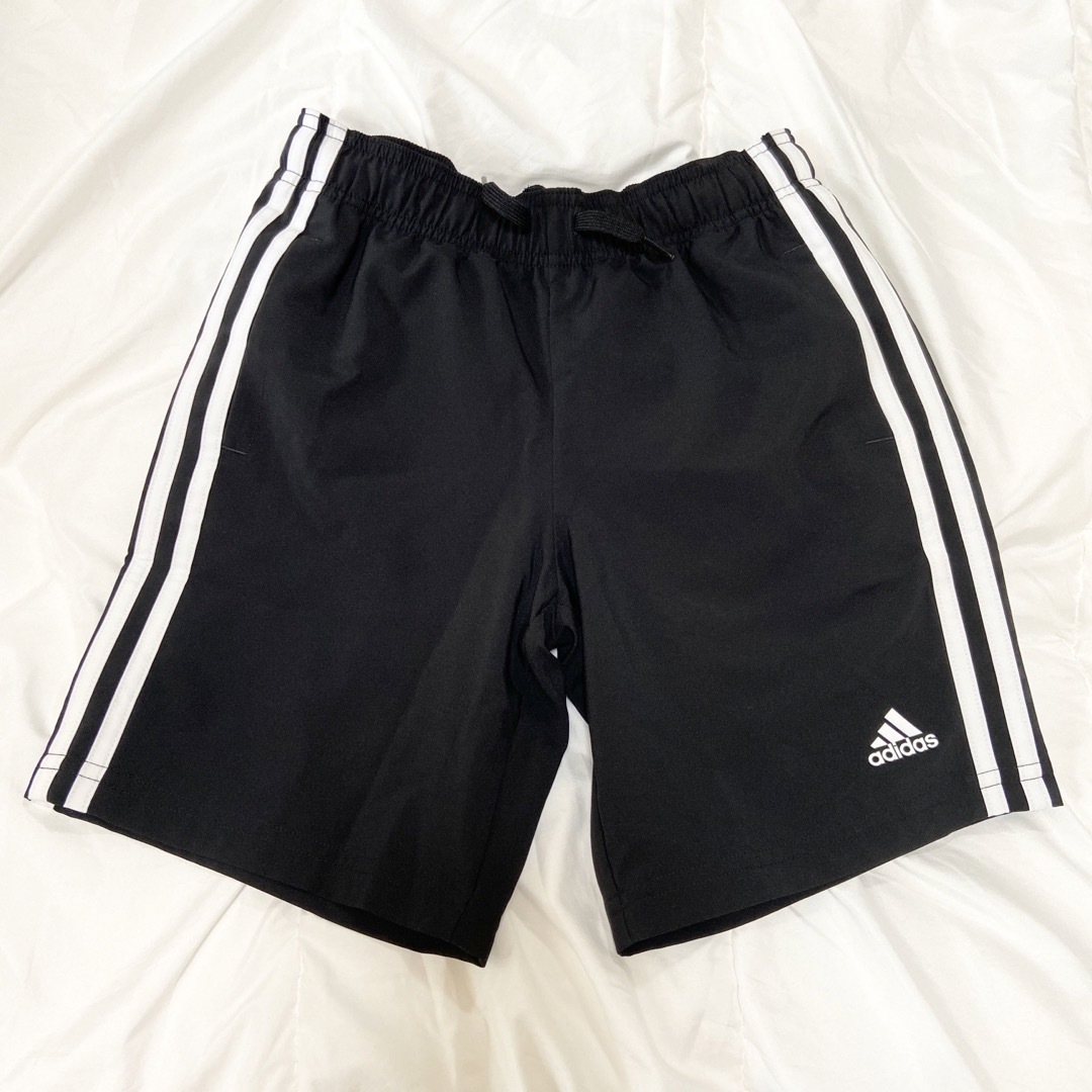 adidas(アディダス)のアディダス　3ストライプス　ショートパンツ　ハーフパンツ　新品　タグ付き　未使用 キッズ/ベビー/マタニティのキッズ服男の子用(90cm~)(パンツ/スパッツ)の商品写真