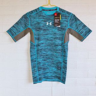 アンダーアーマー(UNDER ARMOUR)のアンダーアーマー　クールスイッチSS　インナーシャツ　ブルー　SMサイズ(Tシャツ/カットソー(半袖/袖なし))