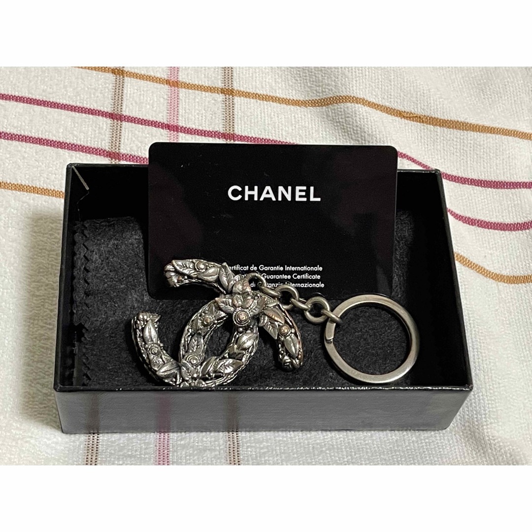 CHANEL(シャネル)のCHANEL シャネル　キーホルダー　使用頻度少なめ　希少　箱付き　正規品 レディースのファッション小物(キーホルダー)の商品写真