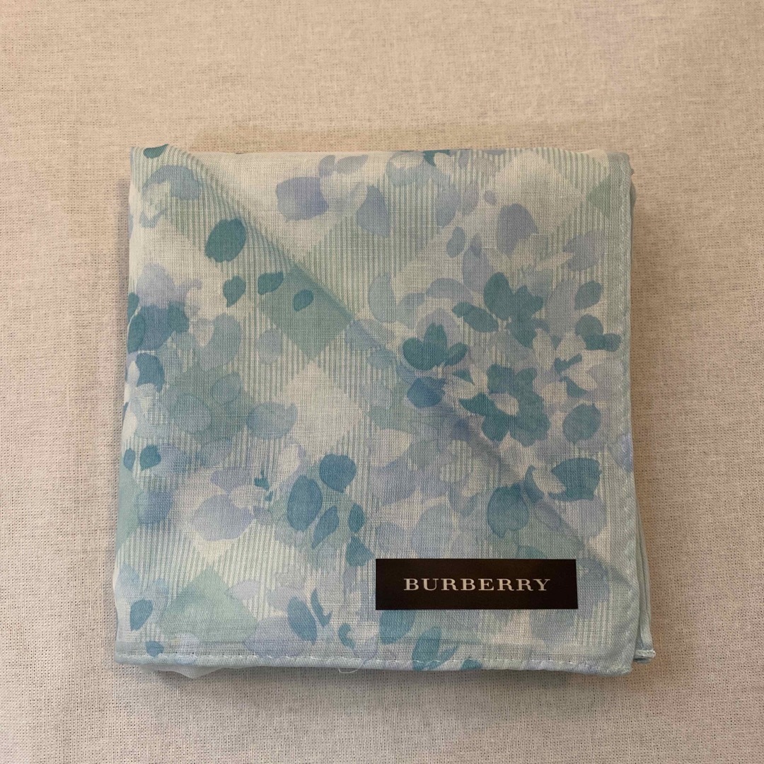 BURBERRY(バーバリー)のバーバリー　ハンカチ　水色　花柄　未使用品　　#2273 レディースのファッション小物(ハンカチ)の商品写真