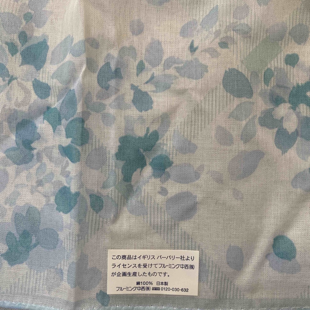 BURBERRY(バーバリー)のバーバリー　ハンカチ　水色　花柄　未使用品　　#2273 レディースのファッション小物(ハンカチ)の商品写真
