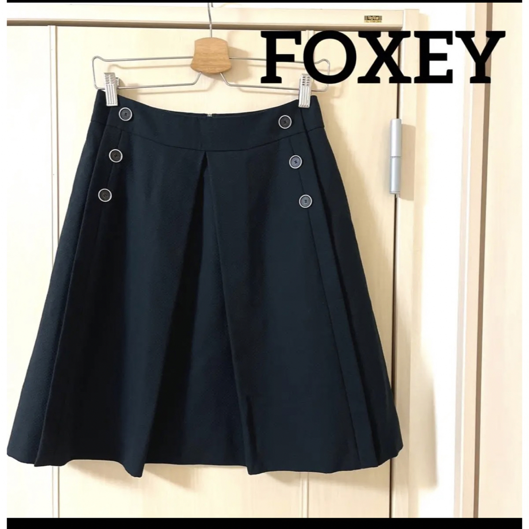 FOXEY(フォクシー)のFOXEY  黒　膝丈スカート  ボックススカート  サイズ38 レディースのスカート(ひざ丈スカート)の商品写真