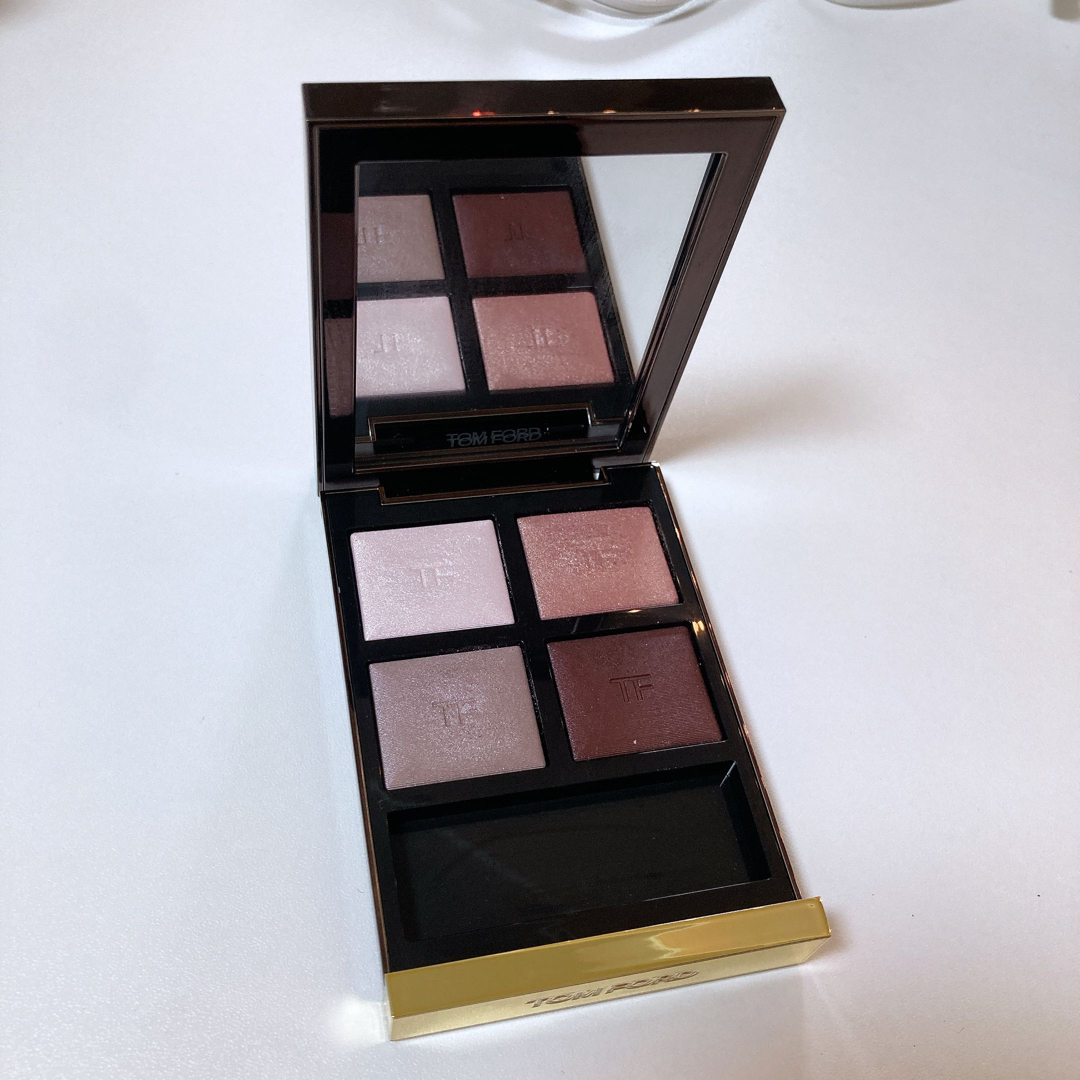 TOM FORD BEAUTY(トムフォードビューティ)のトムフォード　アイ カラー クォード 27A ヴァージン オーキッド コスメ/美容のベースメイク/化粧品(アイシャドウ)の商品写真