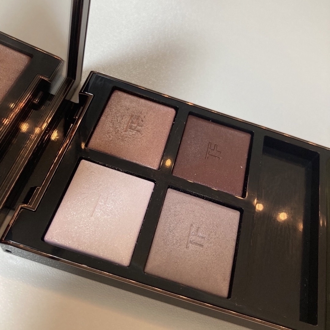 TOM FORD BEAUTY(トムフォードビューティ)のトムフォード　アイ カラー クォード 27A ヴァージン オーキッド コスメ/美容のベースメイク/化粧品(アイシャドウ)の商品写真