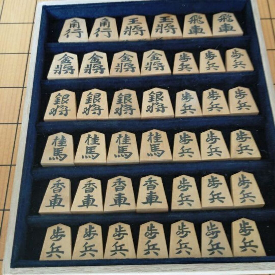 高級彫埋駒 名匠香月作【御蔵島黄楊・特上彫（錦旗）・彫埋】 将棋駒