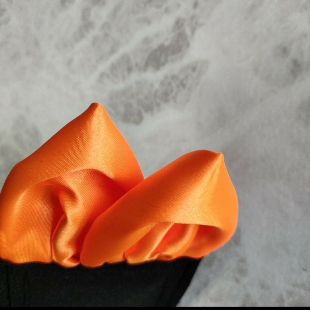 スーツ屋直販　オレンジダブルつぼみ　光沢サテン メンズのファッション小物(ハンカチ/ポケットチーフ)の商品写真